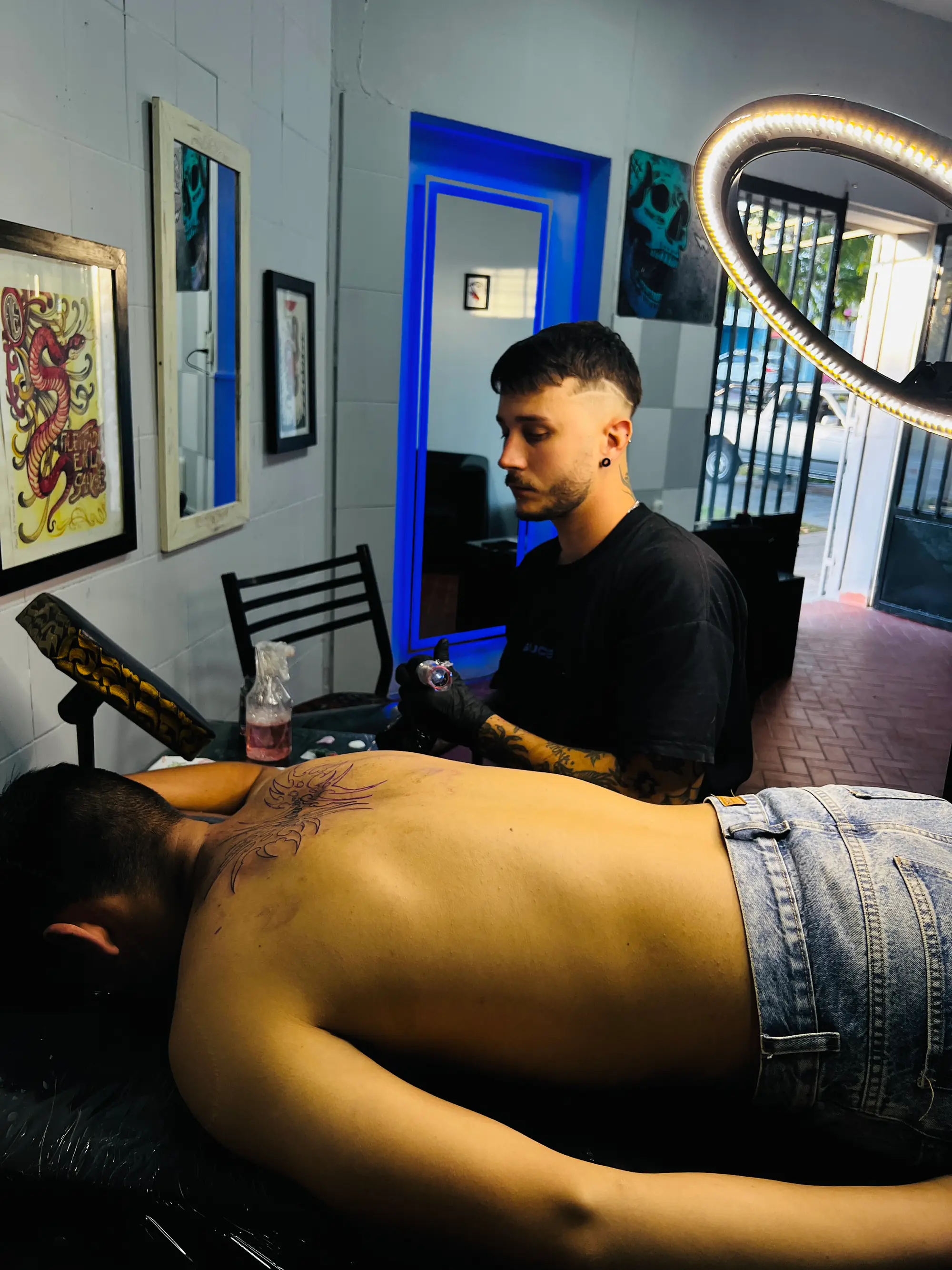 Holly tatuando en el estudio 2R, Paraná